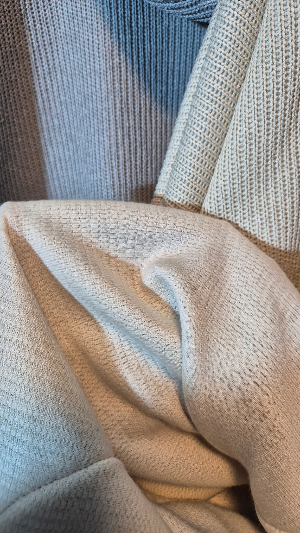 Ital. Oversize LONGPULLOVER XXL Schal / Kapuze Strickoptik Grau Beige 44 46 48