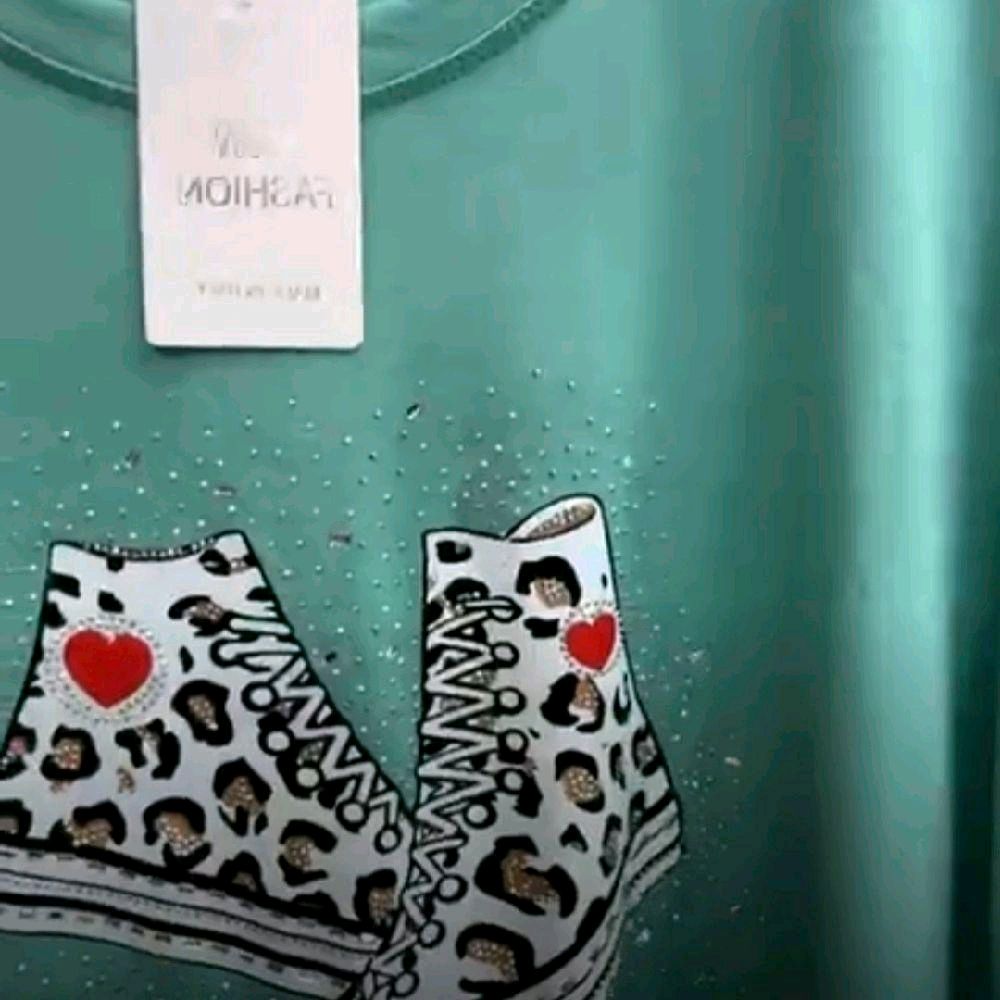 Italy Mode Legere Shirts mit Leo Chucks Print Onesize 36-44 Strasssteinen besetzt Stilvolle Oberteile für vielseitige Outfits