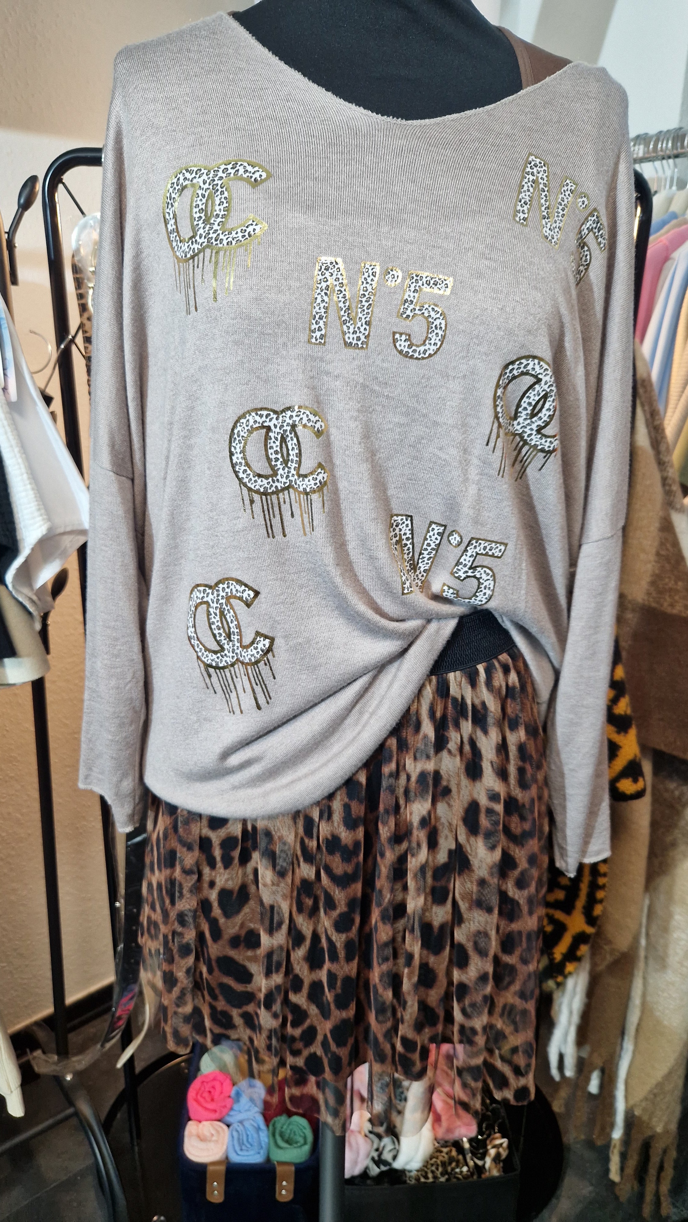 Italy Mode 🇮🇹 Butterstoff Oversize Pullover mit Gold Print Medium Size