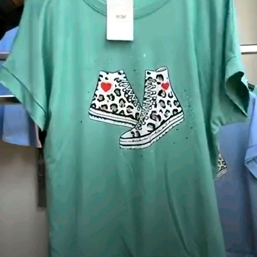 Italy Mode Legere Shirts mit Leo Chucks Print Onesize 36-44 Strasssteinen besetzt Stilvolle Oberteile für vielseitige Outfits