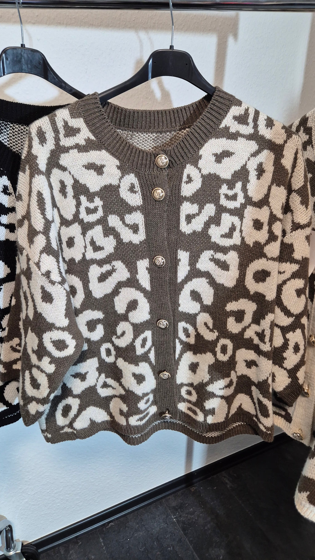 Lässige Strickjacke Pullover mit goldenen Knöpfen Leo-Style 38-44/46 in 4 Farben