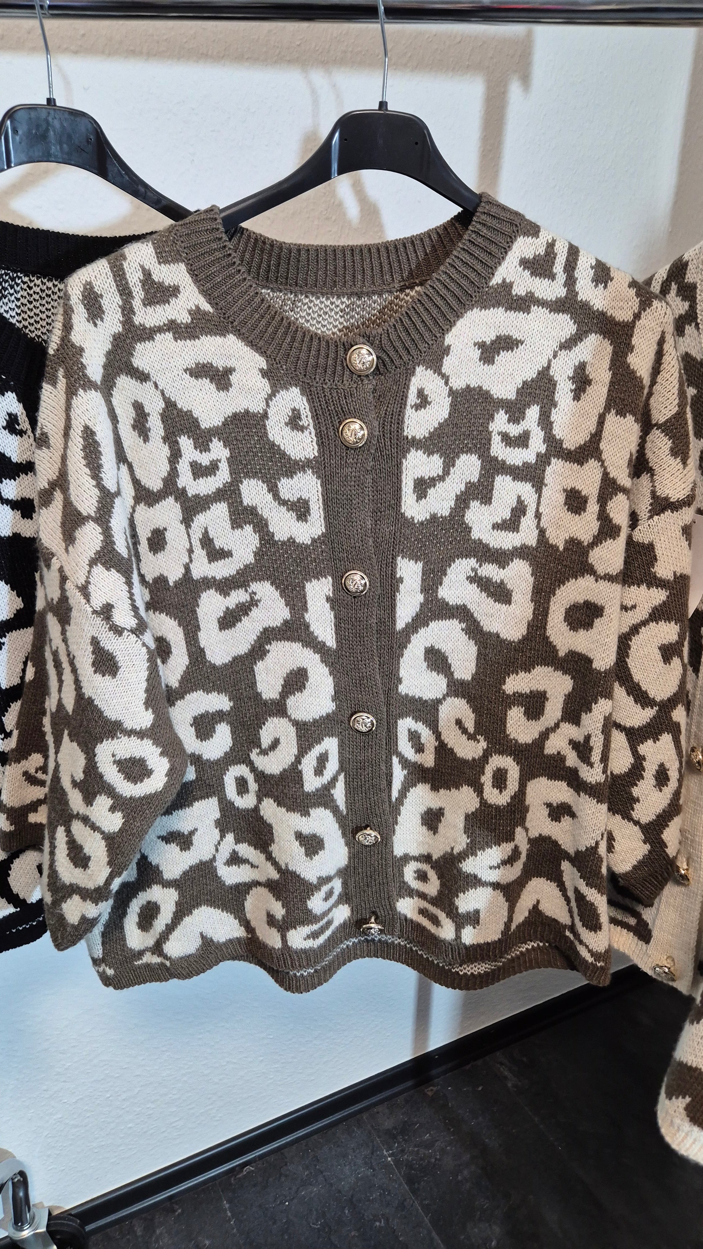 Lässige Strickjacke Pullover mit goldenen Knöpfen Leo-Style 38-44/46 in 4 Farben