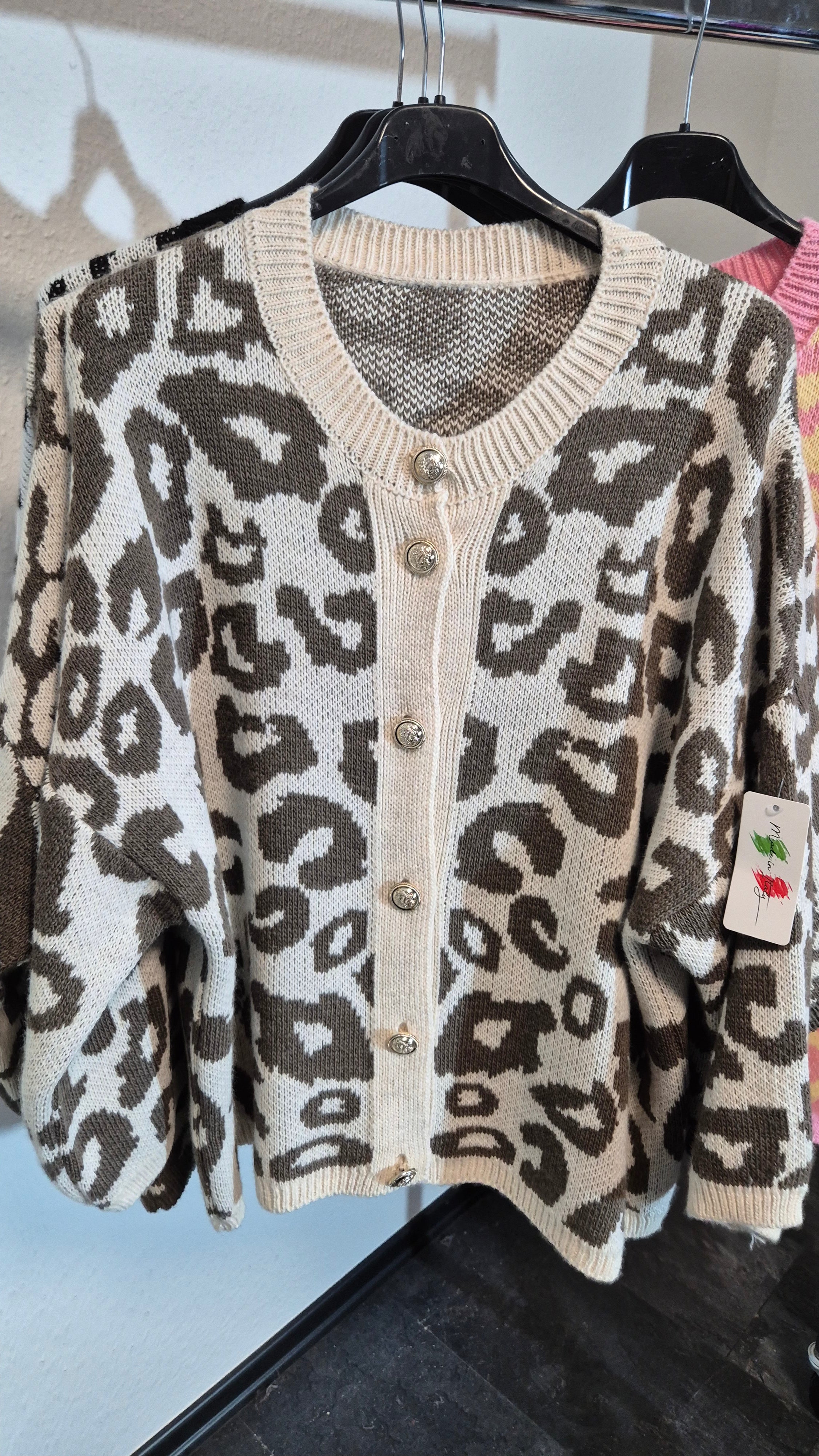 Lässige Strickjacke Pullover mit goldenen Knöpfen Leo-Style 38-44/46 in 4 Farben