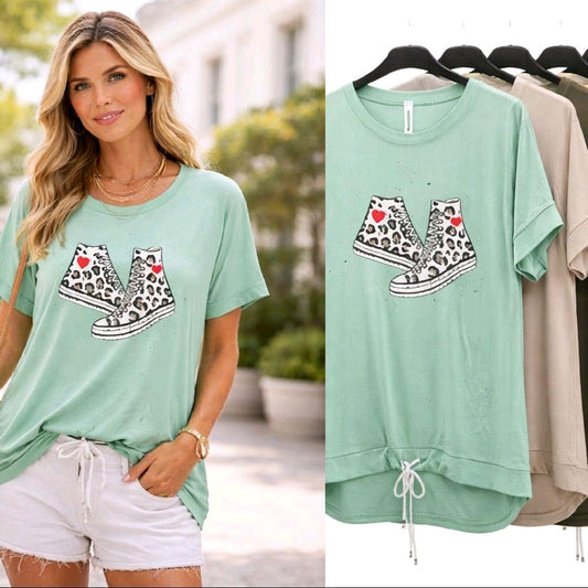 Italy Mode Legere Shirts mit Leo Chucks Print Onesize 36-44 Strasssteinen besetzt Stilvolle Oberteile für vielseitige Outfits