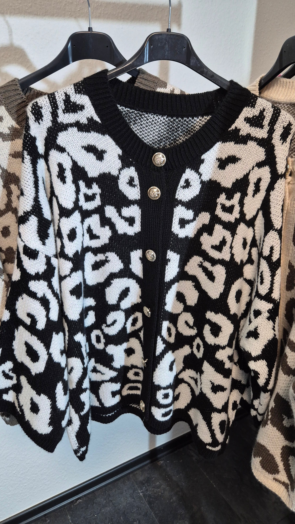 Lässige Strickjacke Pullover mit goldenen Knöpfen Leo-Style 38-44/46 in 4 Farben